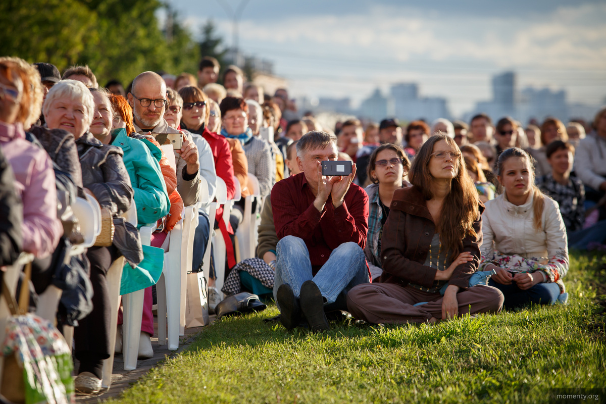 На открытии фестиваля перед главной площадью УрФУ — аншлаг. Еще задолго до начала мероприятия все места и трибуны заняты, гости свободно размещаются на газонах. На открытии фестиваля перед главной площадью УрФУ — аншлаг. Еще задолго до начала мероприятия все места и трибуны заняты, гости свободно размещаются на газонах.