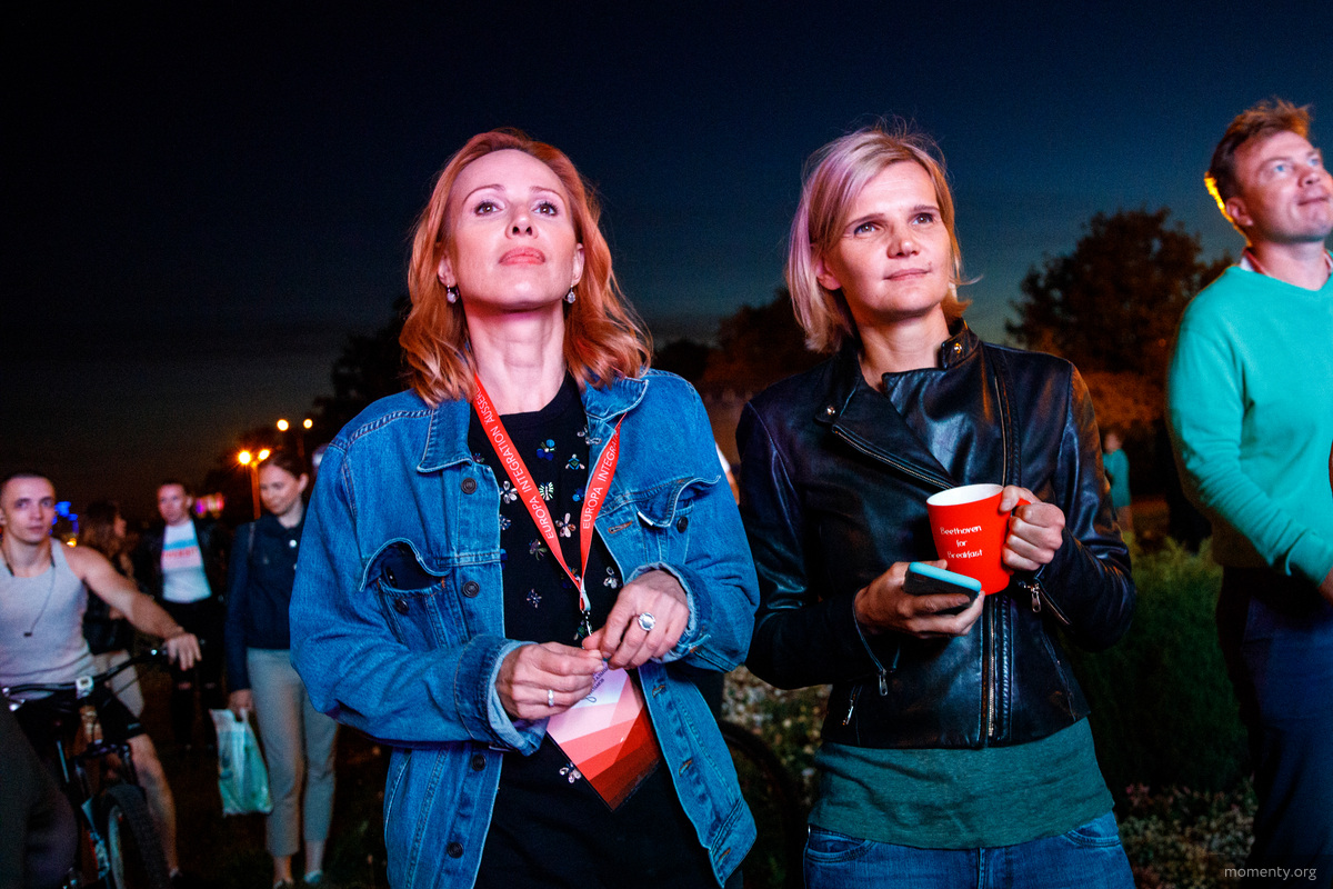 Директор фестиваля Мария Зашляпина волновалась и импровизировала на сцене. Директор фестиваля Мария Зашляпина волновалась и импровизировала на сцене.