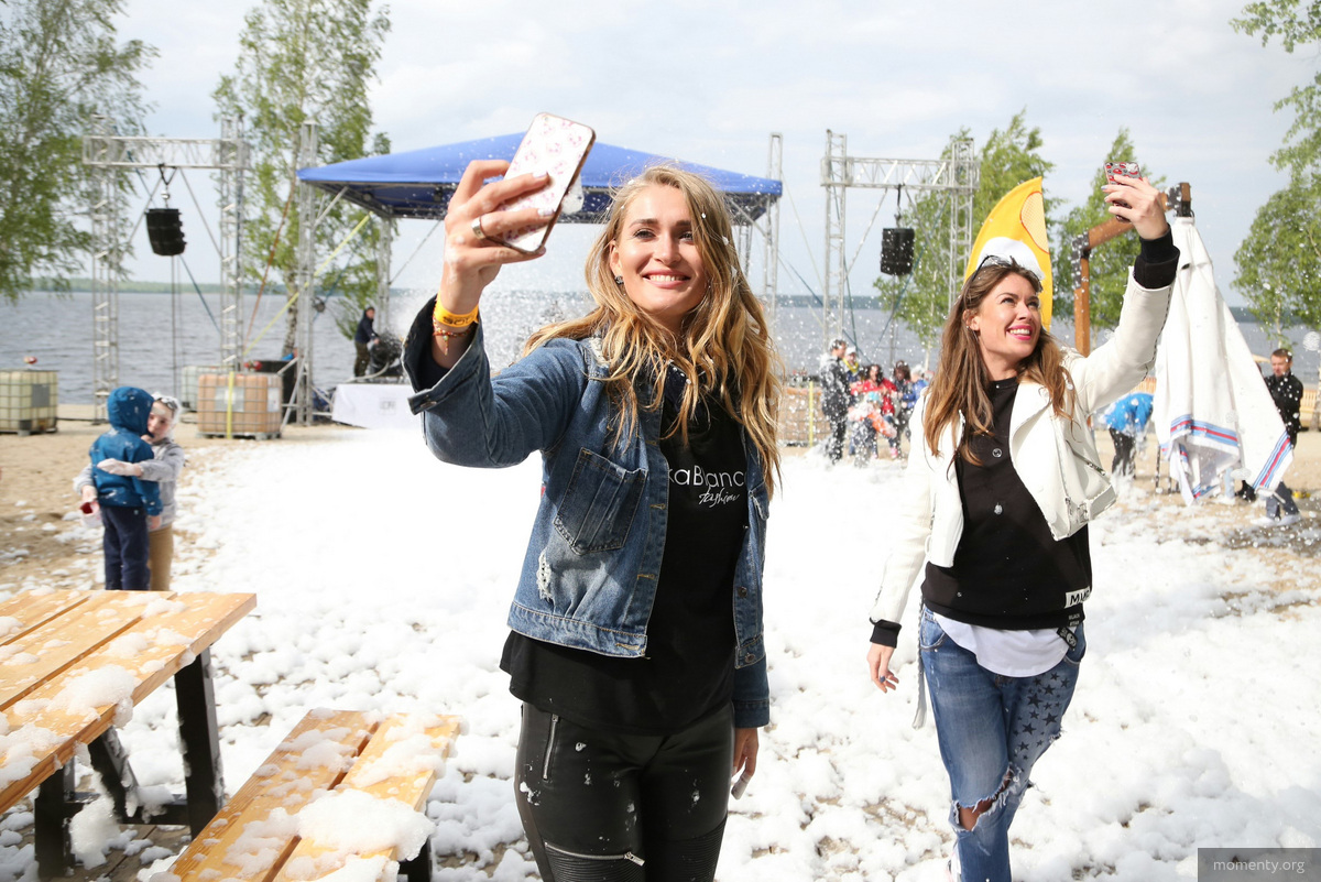 Пенная дискотека на&nbsp;фоне пенной дискотеки на&nbsp;&laquo;Огонь Пляж&raquo;.