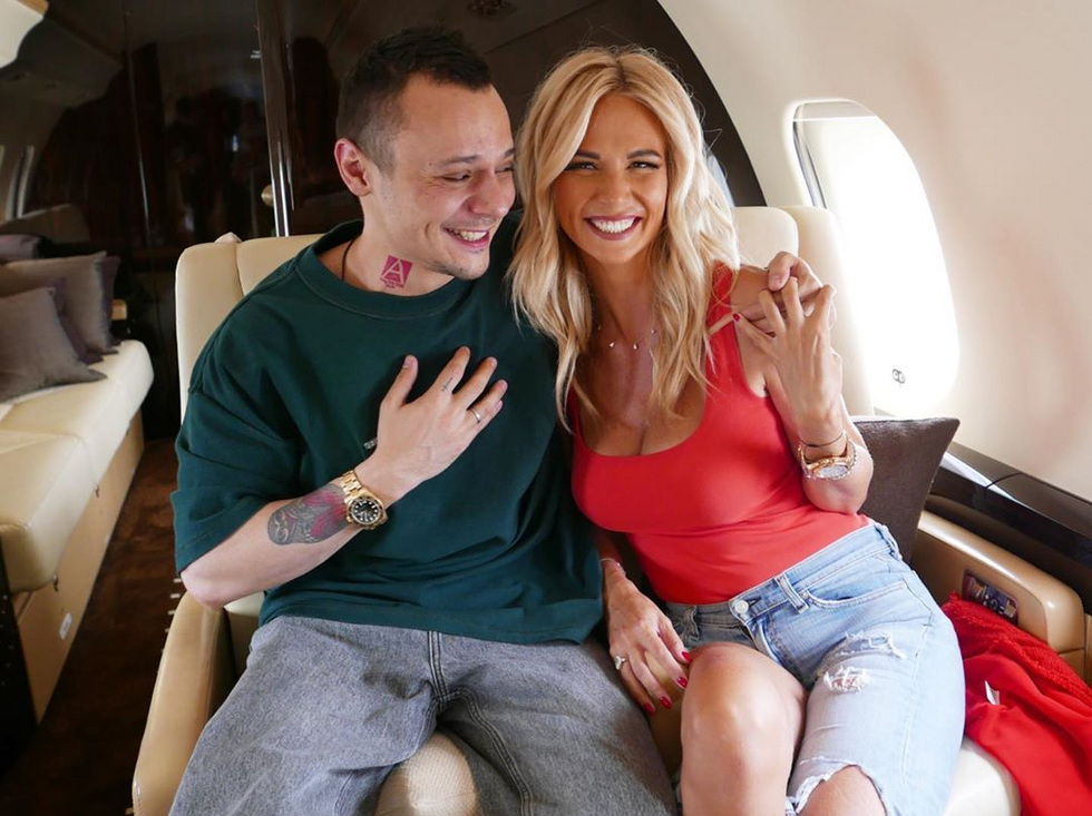 Известная модель устроила тусовку на борту частного самолета Известная модель устроила тусовку на борту частного самолета