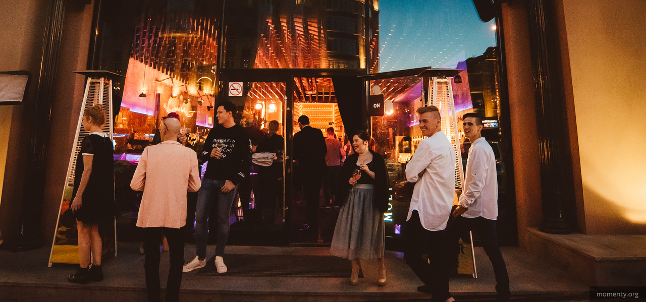 На дне рождения травести-звезды пьяный водитель протаранил вход в бар На дне рождения травести-звезды пьяный водитель протаранил вход в бар