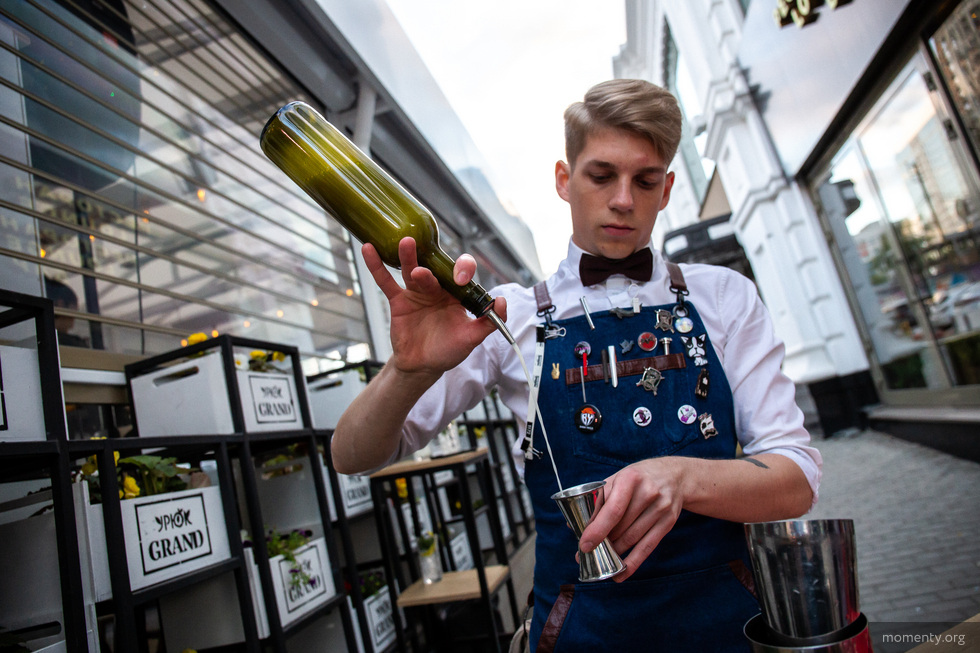 Зарплата барменов и официантов на Урале оказалась выше, чем в Москве Зарплата барменов и официантов на Урале оказалась выше, чем в Москве