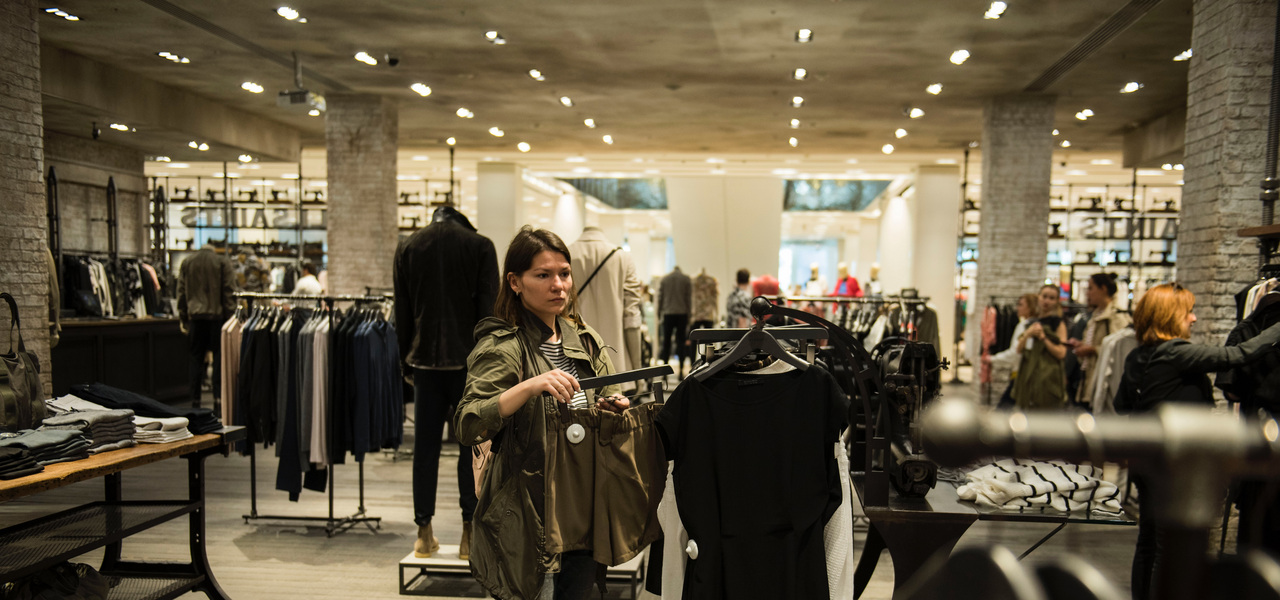 В магазинах отказываются общаться с покупателями. Молча продают больше В магазинах отказываются общаться с покупателями. Молча продают больше