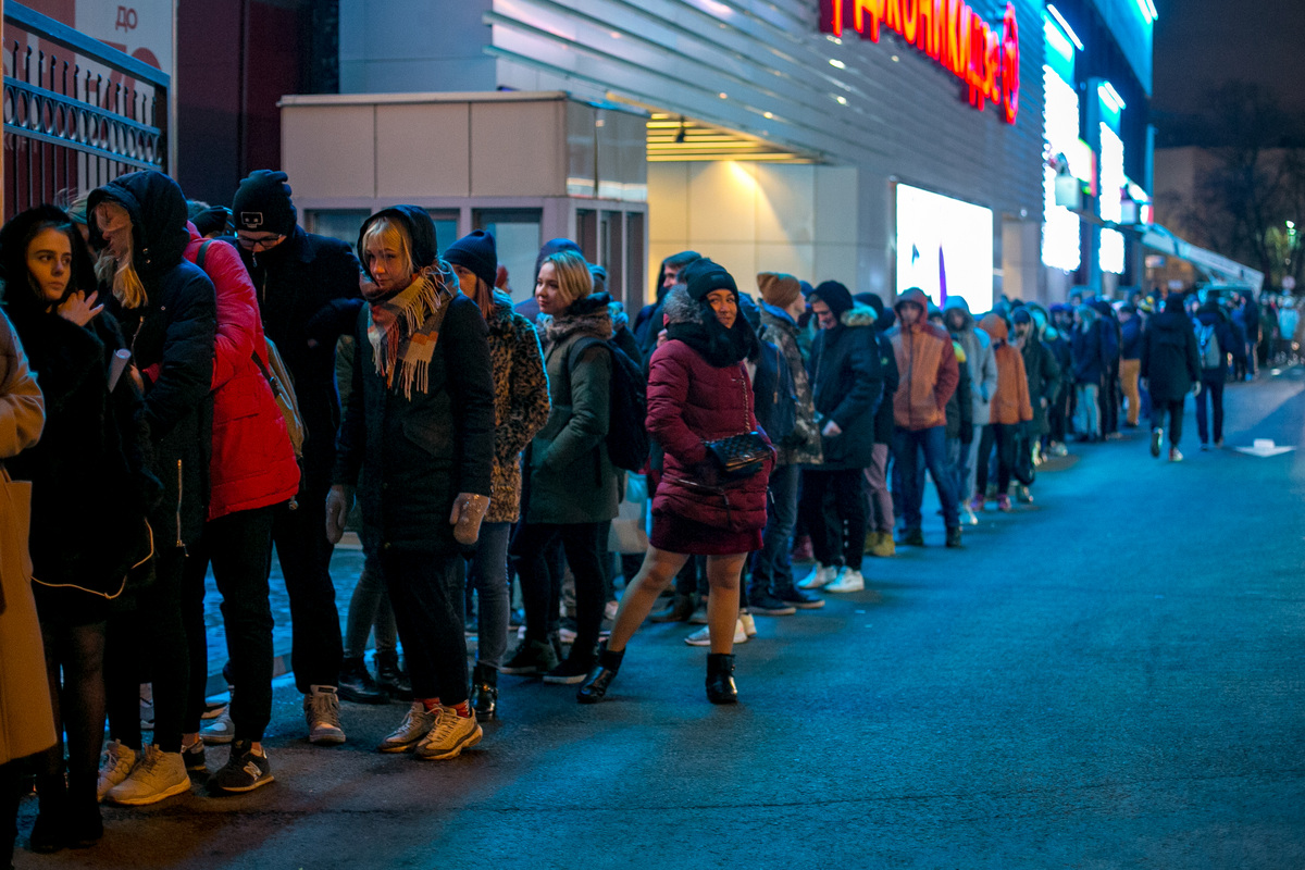 Очередь на ивенты обычно делится на тех, кто «по билетам» и кто «по спискам» Очередь на ивенты обычно делится на тех, кто «по билетам» и кто «по спискам»