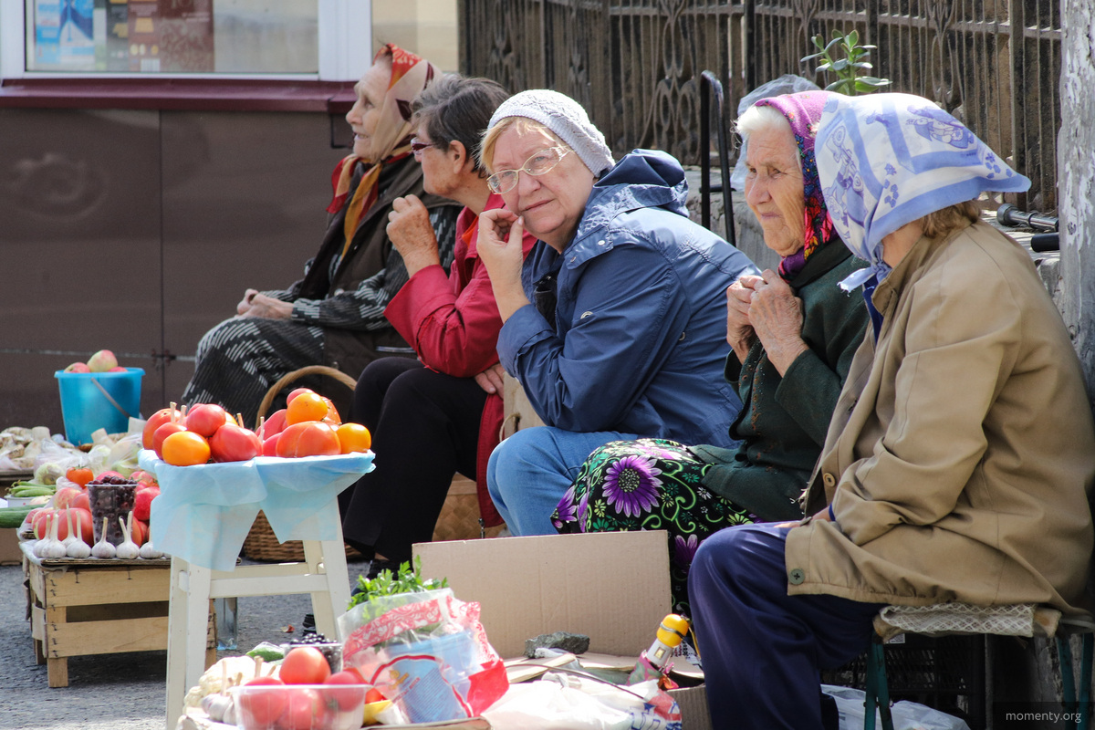 Бабушкам все потребности не закрыть, да и теплицы пока не очень справляются