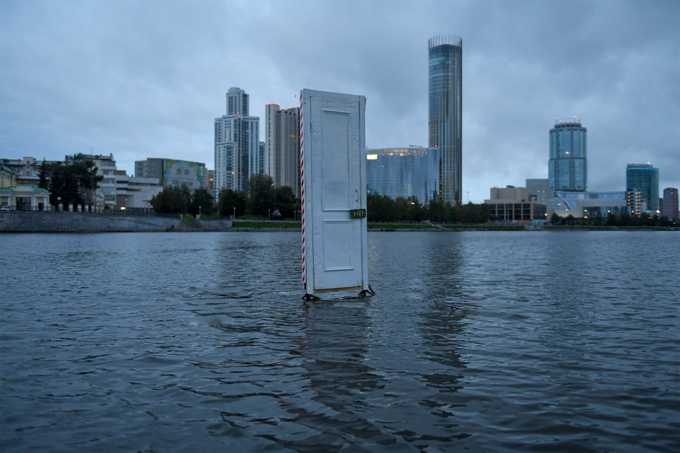 В Екатеринбурге прямо на пруду установили дверь В Екатеринбурге прямо на пруду установили дверь