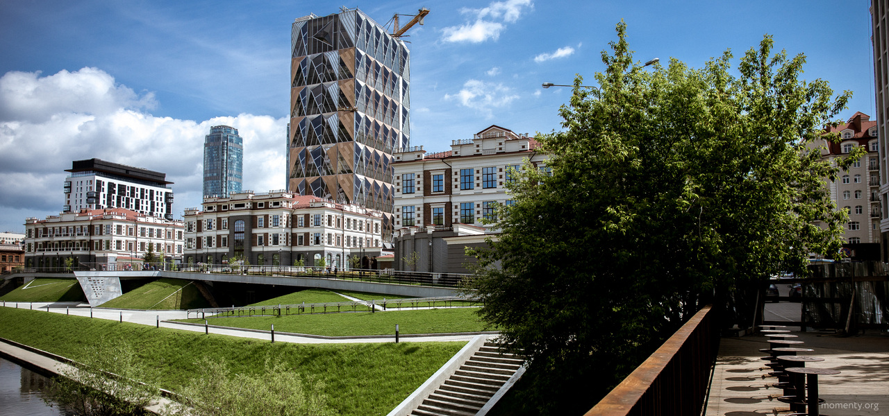 Известный блогер раскритиковал набережную Исети из-за скамеек-гробов Известный блогер раскритиковал набережную Исети из-за скамеек-гробов