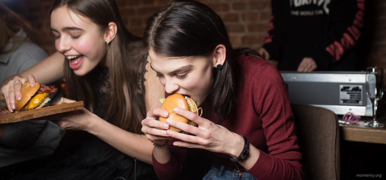 Бизнесмена, раздававшего просрочку, поймали на продаже ненастоящего мяса Бизнесмена, раздававшего просрочку, поймали на продаже ненастоящего мяса