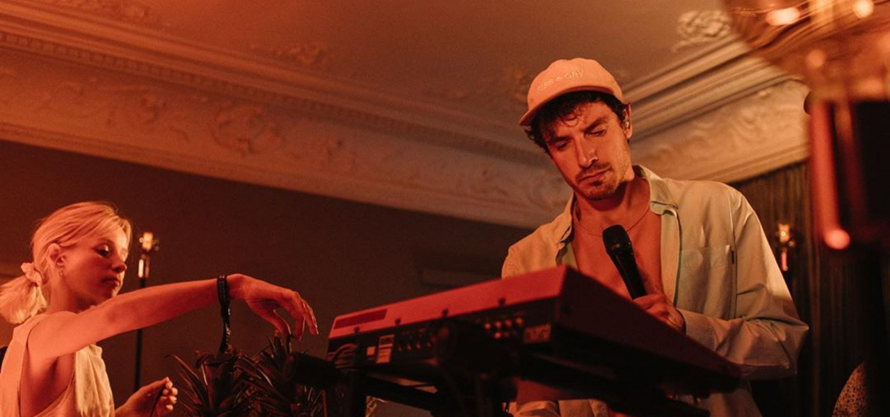 Скандальный художник в компании хипстерской группы снял историю чеченской войны Скандальный художник в компании хипстерской группы снял историю чеченской войны