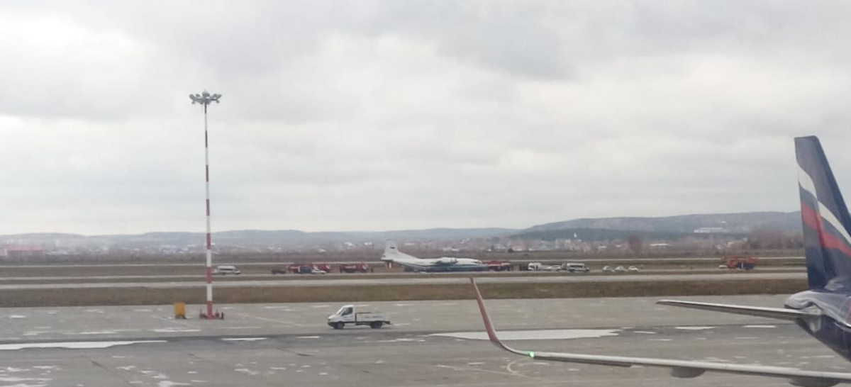 Фото очевидцев аварийной посадки. Самолет стоит на&nbsp;взлетно-посадочной полосе.