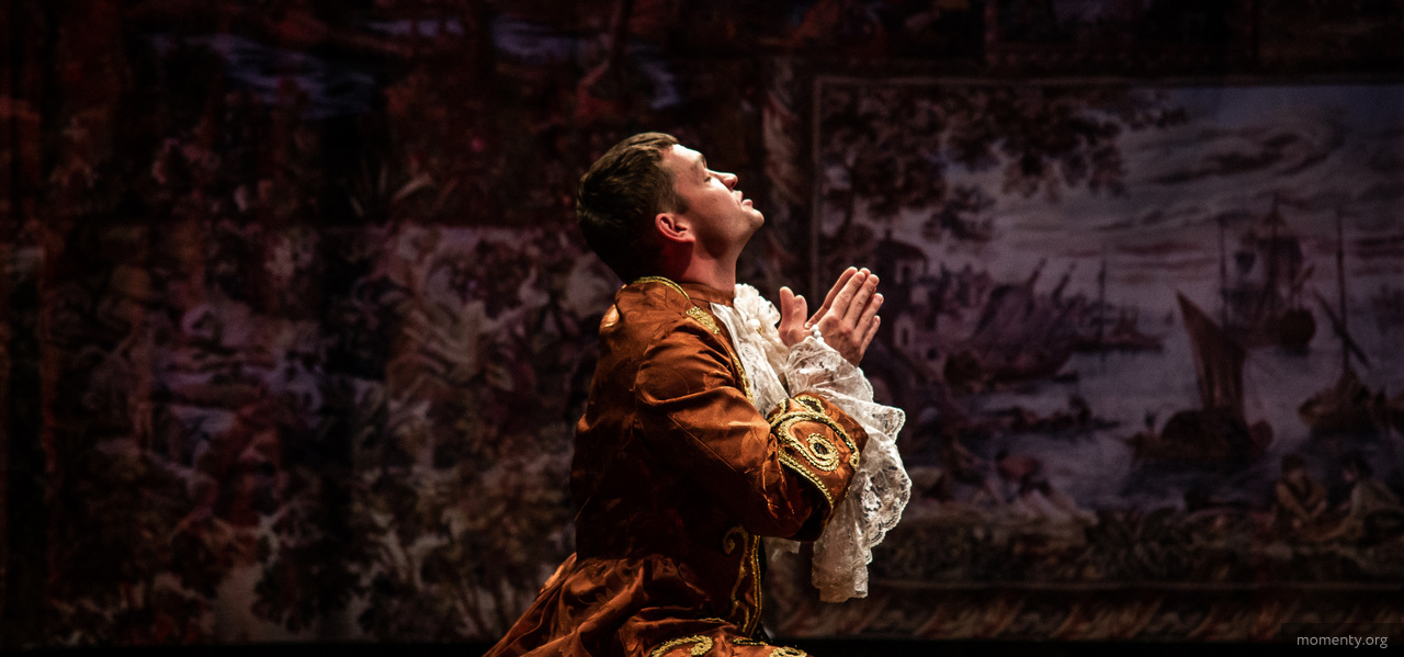 Театр, где дочери миллионеров играют на сцене, экономит на Dolce&Gabbana Театр, где дочери миллионеров играют на сцене, экономит на Dolce&Gabbana