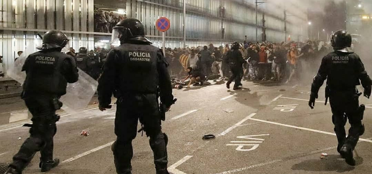 Туристы застряли в&nbsp;аэропорту Барселоны из-за протестов