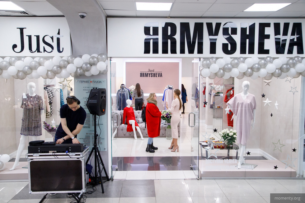 Первая леди уральского глянца закрывает свой эконом-бутик. Зарабатывать будет на люксе и из Москвы Первая леди уральского глянца закрывает свой эконом-бутик. Зарабатывать будет на люксе и из Москвы