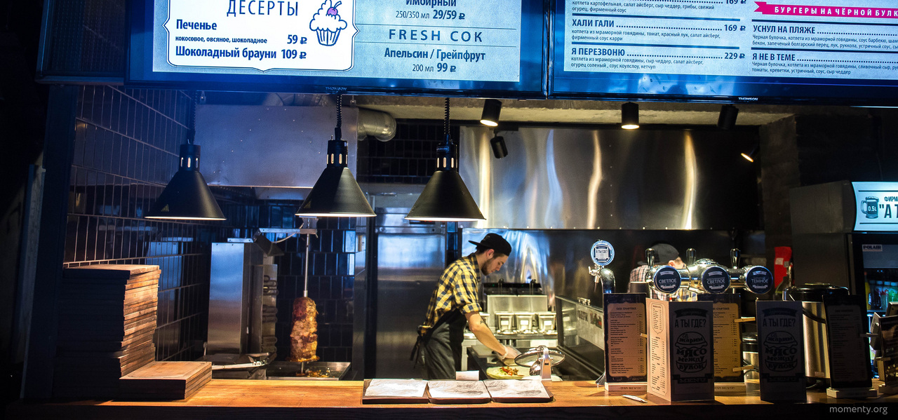 Из бургерной в центре Екатеринбурга эвакуировали посетителей Из бургерной в центре Екатеринбурга эвакуировали посетителей