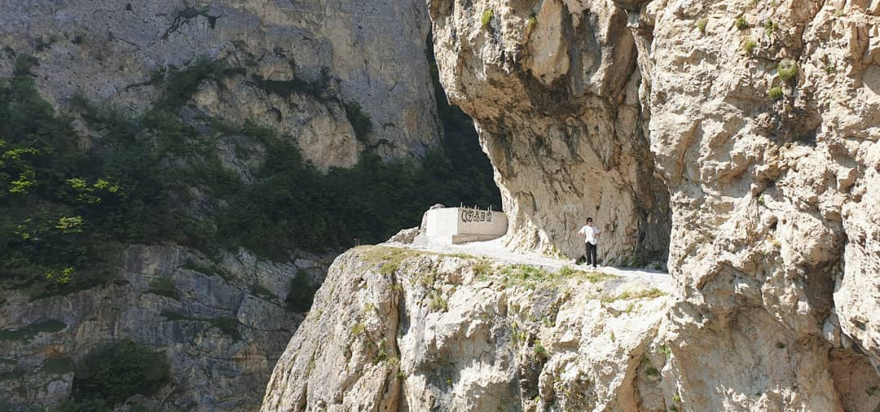 Известный музыкант потерялся в горах Кавказа во время съемок клипа Известный музыкант потерялся в горах Кавказа во время съемок клипа