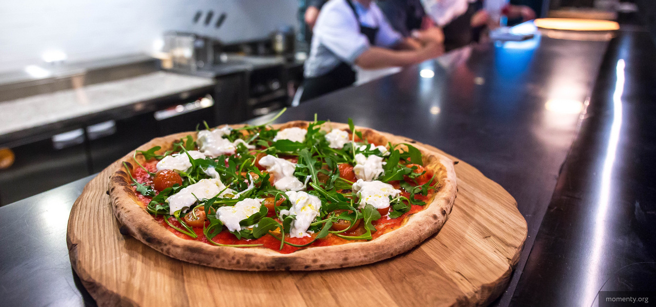 В Кольцово открыли первую пиццерию, чтобы кормить пассажиров на борту В Кольцово открыли первую пиццерию, чтобы кормить пассажиров на борту