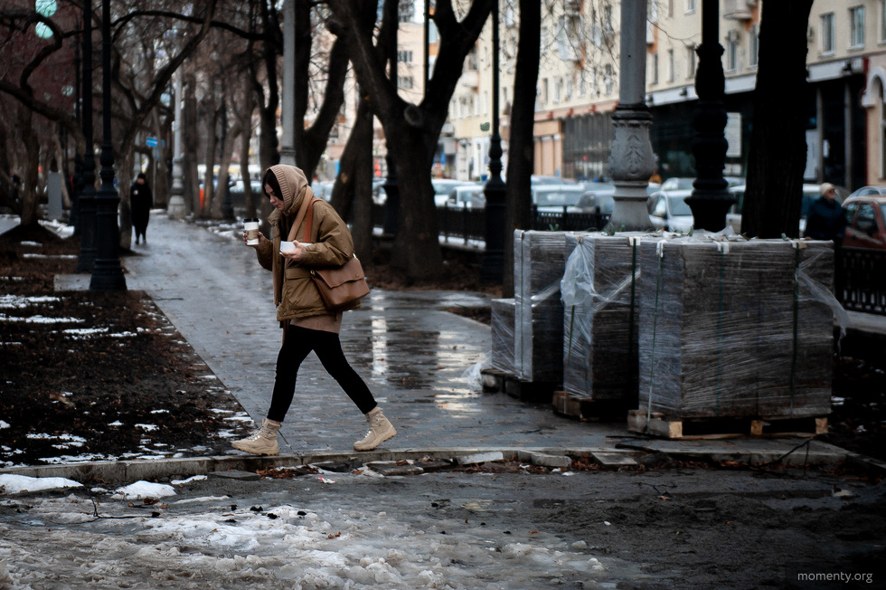 Москвичи срывают сроки благоустройства в&nbsp;Екатеринбурге. Плитку на&nbsp;тротуар кладут в&nbsp;снег