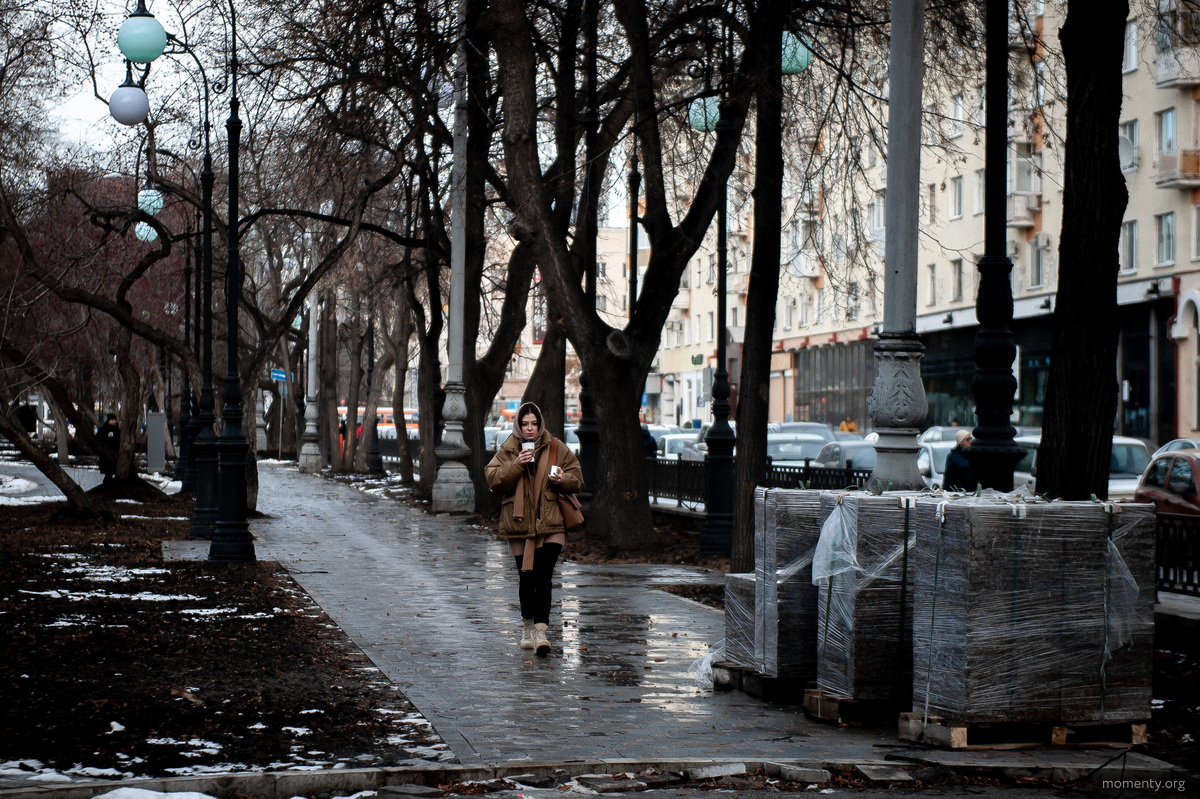 Погодные условия усугубили благоустройство в&nbsp;центре Екатеринбурга, которое и&nbsp;без того вызывало негатив. Снег растаял и&nbsp;превратился в&nbsp;грязь. Горожане продолжают возмущаться затянувшейся стройкой и&nbsp;задаются вопросами, кто и&nbsp;как определяет сроки ремонтных работ, зная об&nbsp;особенностях погоды на&nbsp;Урале. Оказалось, что в&nbsp;процессе замешаны москвичи.