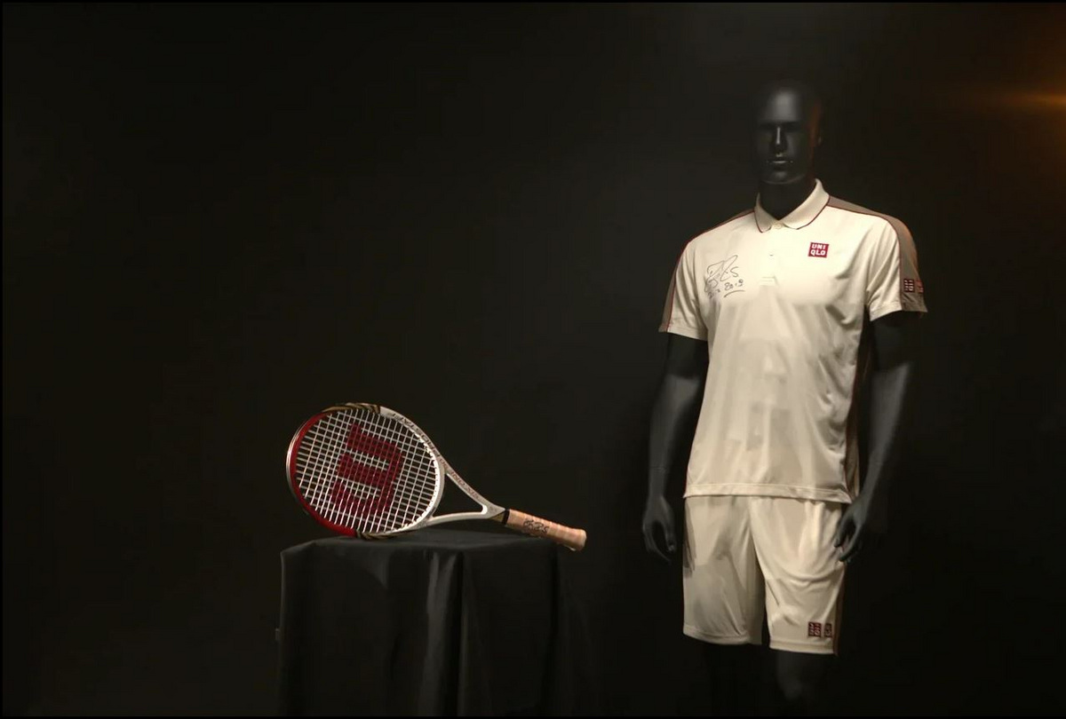 Теннисная ракетка и&nbsp;спортивная форма с&nbsp;автографом Роджера Федерера