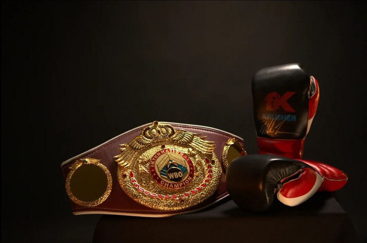 Боксерские перчатки с&nbsp;автографом Майка Тайсона и&nbsp;пояс WBO international Магомеда Курбанова