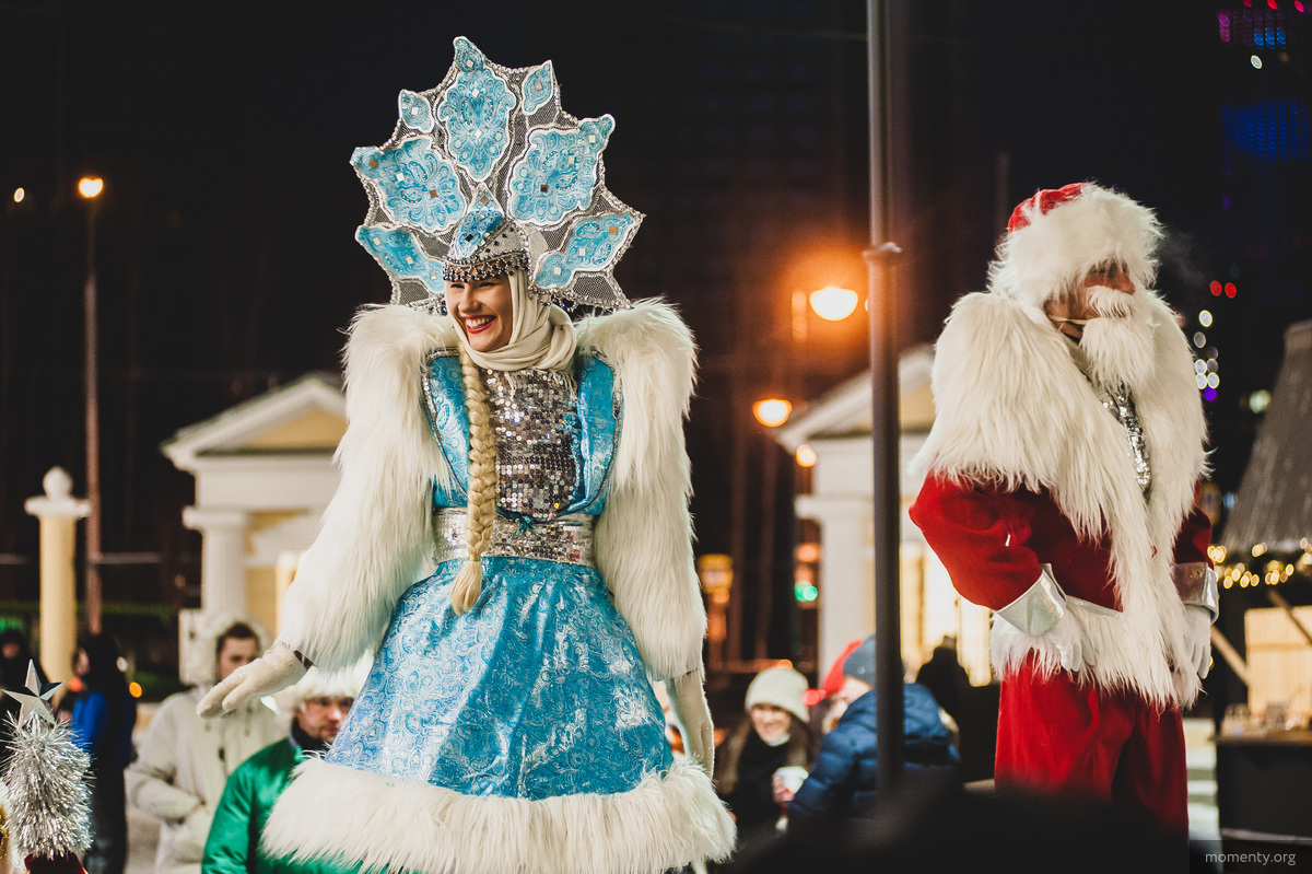 Дед Мороз и&nbsp;Снегурочка на&nbsp;ходулях веселят горожан представением и&nbsp;танцами