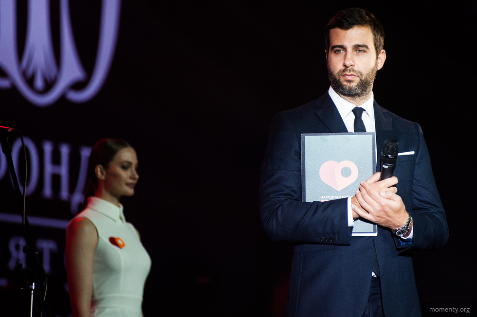 &laquo;Хватит&nbsp;ли нам скотча&raquo;. Ургант высмеял заклеенные стикерами картины в&nbsp;Екатеринбурге