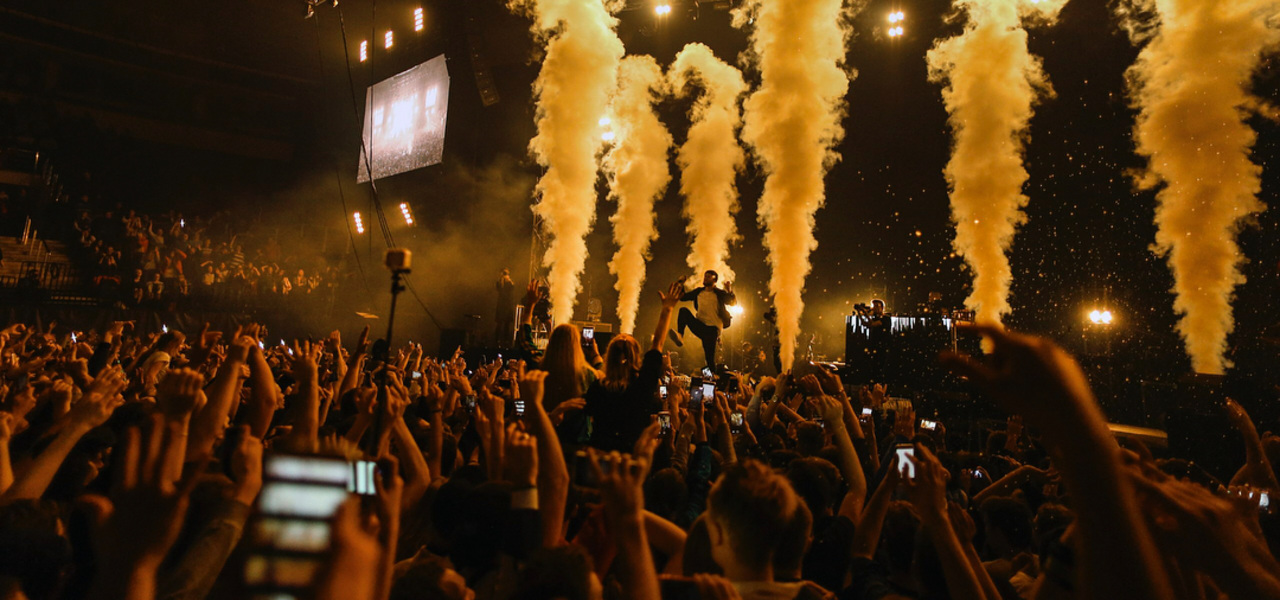 Известный рэпер, чьи фанаты устроили пожар в Перми, едет с шоу на стадион Екатеринбурга Известный рэпер, чьи фанаты устроили пожар в Перми, едет с шоу на стадион Екатеринбурга