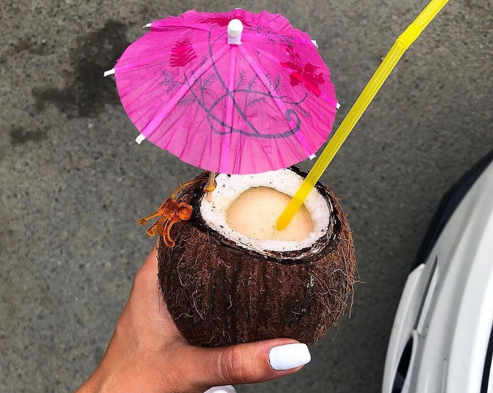 Челябинский бизнесмен, поднявшийся на шаурме, вышел на рынок Екатеринбурга с кофе. Его подают в кокосе Челябинский бизнесмен, поднявшийся на шаурме, вышел на рынок Екатеринбурга с кофе. Его подают в кокосе