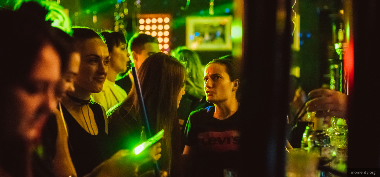 Неизвестный, стрелявший в&nbsp;охранника любимого бара тусовки, пронес пистолет в&nbsp;штанах