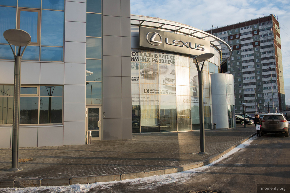 Из автосалона Lexus эвакуировали покупателей Из автосалона Lexus эвакуировали покупателей