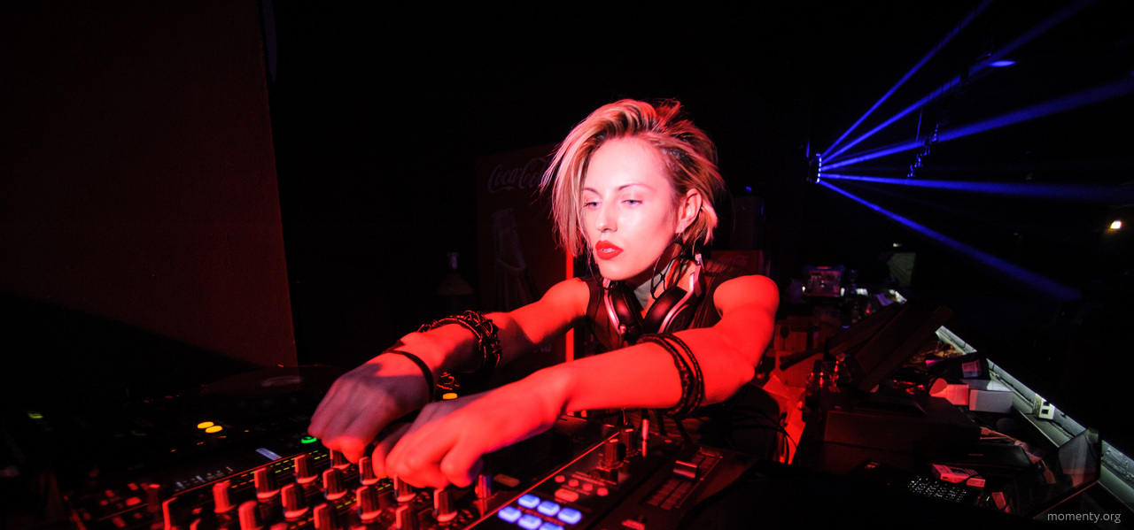 Приставы блокировали работу известного бара. Под угрозой срыва новогодние вечеринки Приставы блокировали работу известного бара. Под угрозой срыва новогодние вечеринки