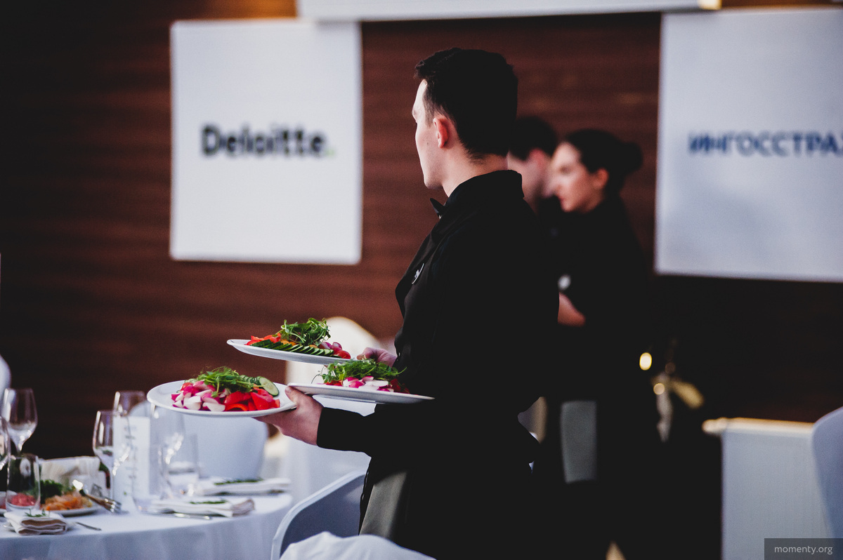 Громкие банкеты сменились скромными фуршетами Громкие банкеты сменились скромными фуршетами