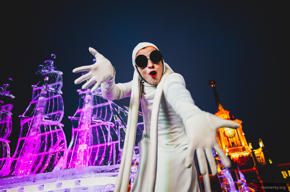 В Екатеринбурге открыли ледовый городок. Первым с горки проехал мэр В Екатеринбурге открыли ледовый городок. Первым с горки проехал мэр