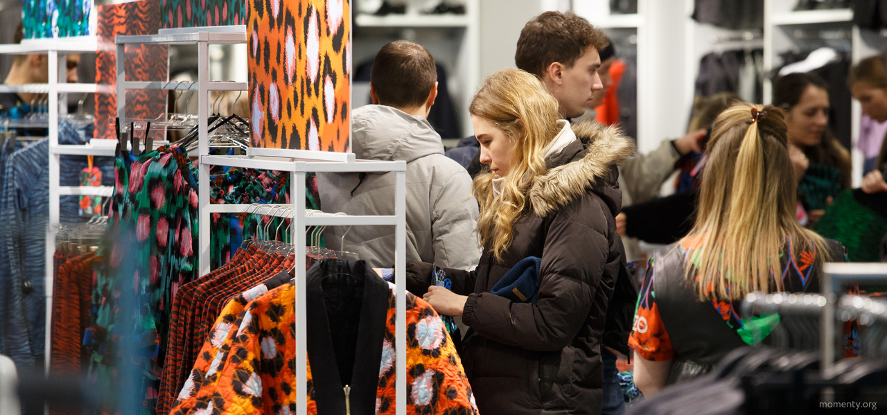 В магазины перед Новым годом зачастили перекупщики. Выносят вещи пакетами В магазины перед Новым годом зачастили перекупщики. Выносят вещи пакетами