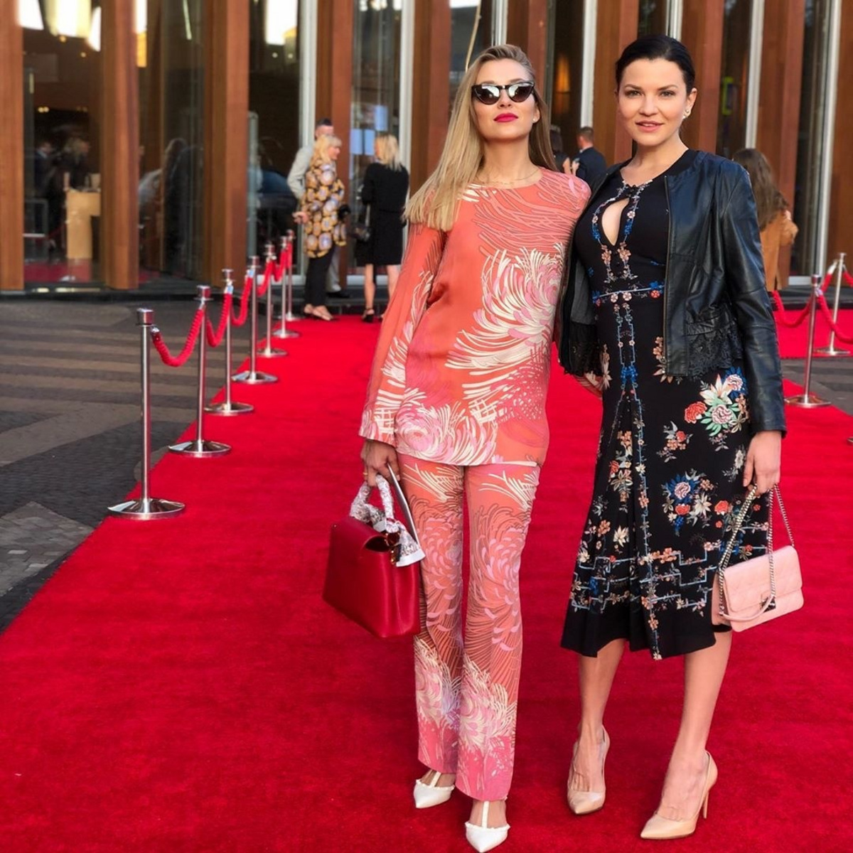 Юлию Скалатскую приглашают не только на модные показы. Дизайнера часто можно увидеть на красных дорожках в Барвихе Юлию Скалатскую приглашают не только на модные показы. Дизайнера часто можно увидеть на красных дорожках в Барвихе