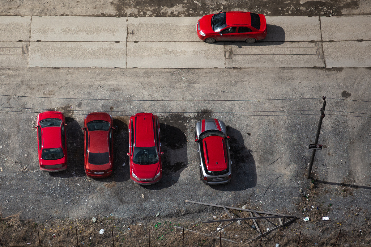 Стоянка для красных автомобилей. 7 мая. Стоянка для красных автомобилей. 7 мая.