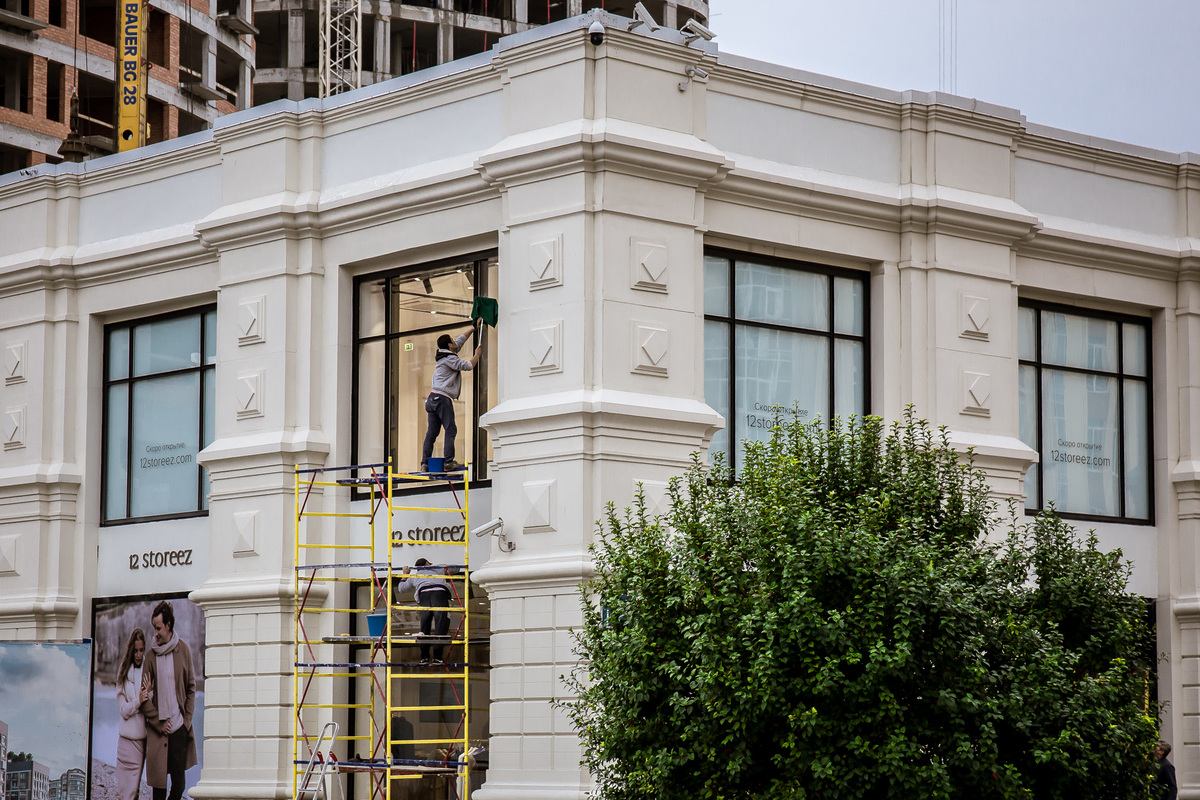 Рабочие монтируют вывеску в галерее Luxury на ул. Сакко и Ванцетти. В галерее «Тихвина» на месте закрывшегося бутика Louis Vuitton открылся бутик уральского бренда 12storeez. 4 сентября. Рабочие монтируют вывеску в галерее Luxury на ул. Сакко и Ванцетти. В галерее «Тихвина» на месте закрывшегося бутика Louis Vuitton открылся бутик уральского бренда 12storeez. 4 сентября.