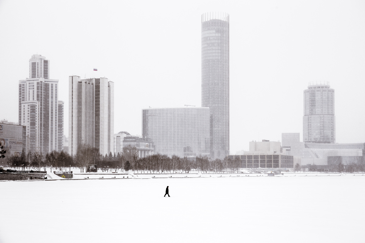 Прохожий переходит реку Исеть в зимнее время года. 25 января. Прохожий переходит реку Исеть в зимнее время года. 25 января.