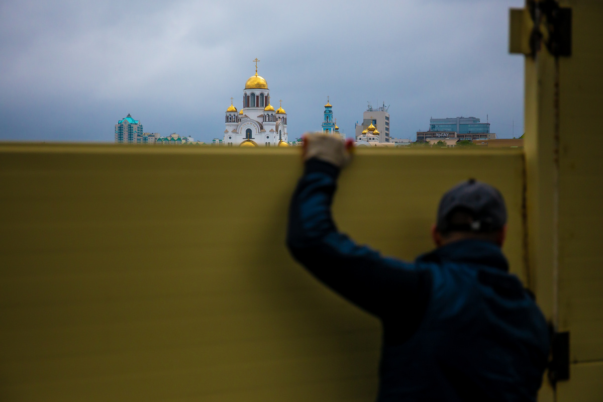 Демонтаж забора вокруг строительной площадки собора святой Екатерины в сквере на набережной городского пруда. 21 мая. Демонтаж забора вокруг строительной площадки собора святой Екатерины в сквере на набережной городского пруда. 21 мая.