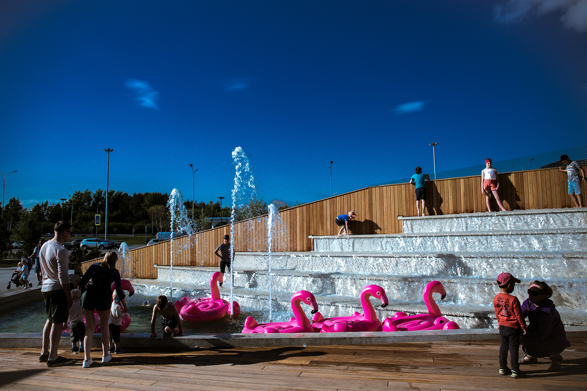 Отдых горожан в пространстве около ТЦ «Мега». 21 июля. Отдых горожан в пространстве около ТЦ «Мега». 21 июля.