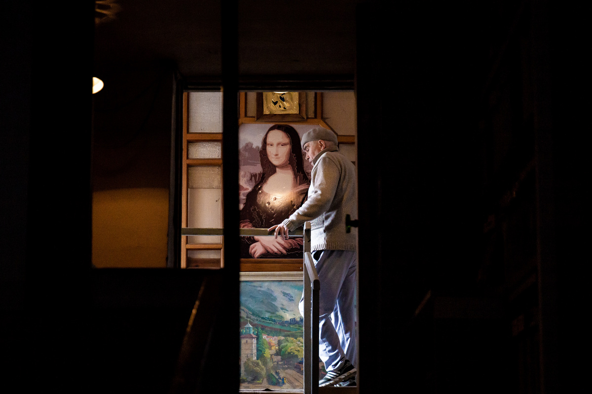 82-летний Николай Моргунов проходит на крышу жилого дома. Мужчина лишился своего знаменитого сада на крыше девятиэтажки. Террасу, которую он создавал на протяжении 20 лет, разрушили без предупреждения. Все деревья спилила управляющая компания. 24 апреля. 82-летний Николай Моргунов проходит на крышу жилого дома. Мужчина лишился своего знаменитого сада на крыше девятиэтажки. Террасу, которую он создавал на протяжении 20 лет, разрушили без предупреждения. Все деревья спилила управляющая компания. 24 апреля.