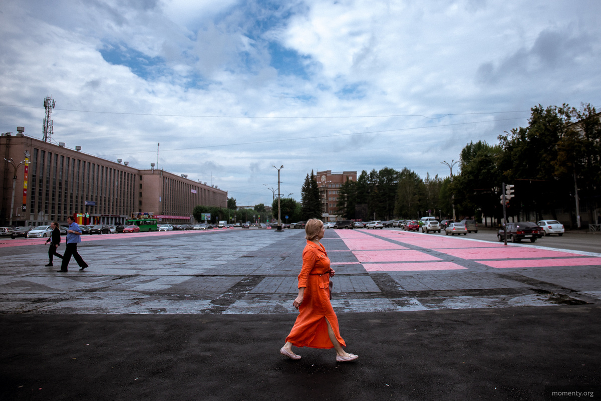 Коммунальные службы Екатеринбурга начали укладывать асфальт поверх арт-объекта «Супрематический крест» российского художника-каллиграфа Покраса Лампаса. 19 июля. Коммунальные службы Екатеринбурга начали укладывать асфальт поверх арт-объекта «Супрематический крест» российского художника-каллиграфа Покраса Лампаса. 19 июля.