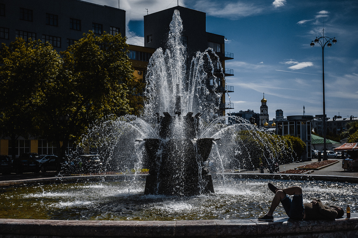 Мужчина во время отдыха в центре города. 25 августа. Мужчина во время отдыха в центре города. 25 августа.