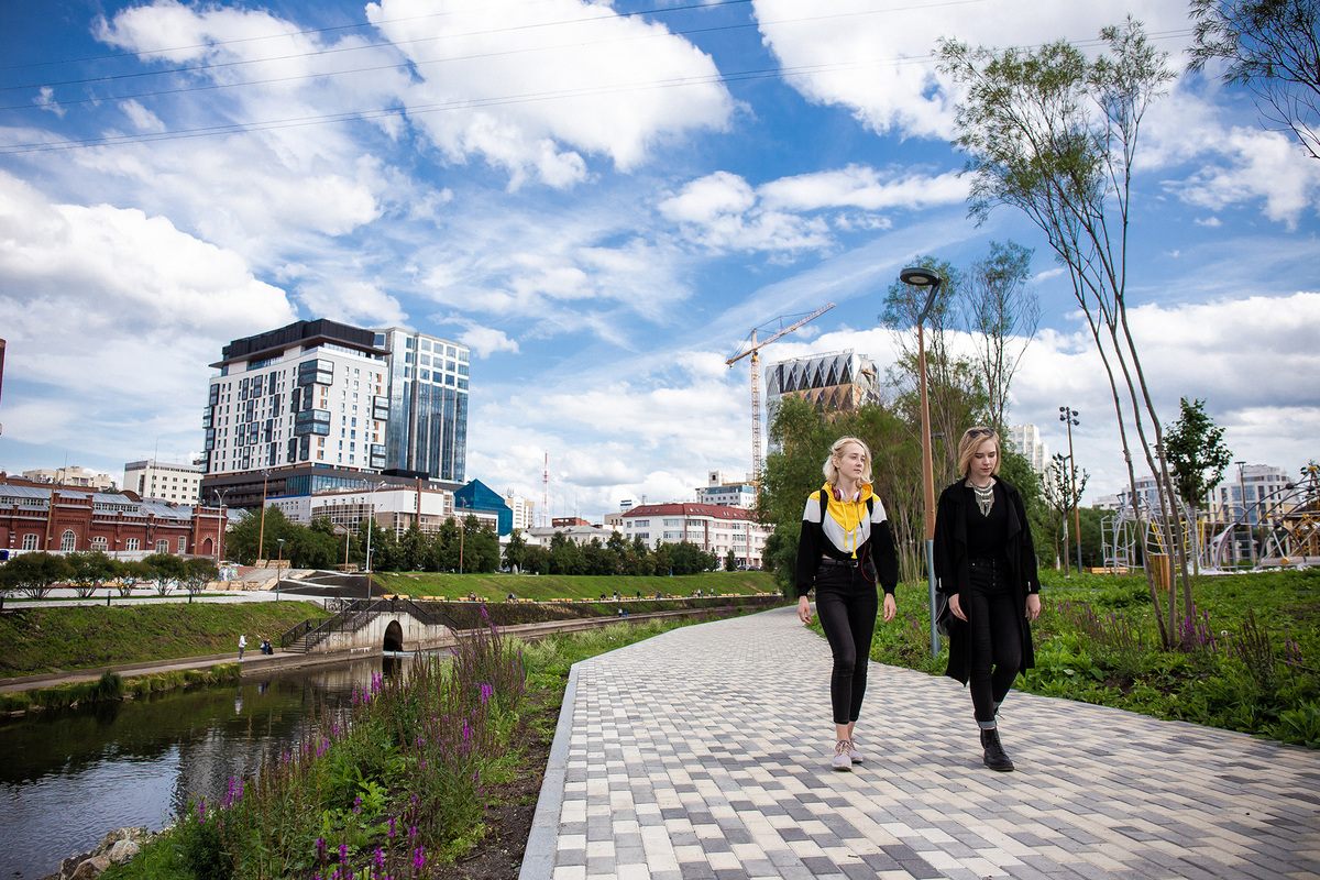 Прохожие на новой набережной, которую проектировало столичное бюро «Стрелка». 20 августа. Прохожие на новой набережной, которую проектировало столичное бюро «Стрелка». 20 августа.