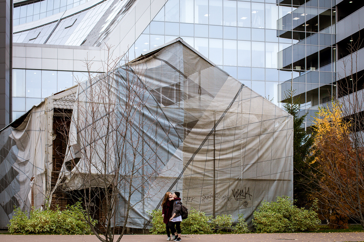 Молодые люди около Дома Гайдара на Набережной рабочей молодежи. 20 октября. Молодые люди около Дома Гайдара на Набережной рабочей молодежи. 20 октября.