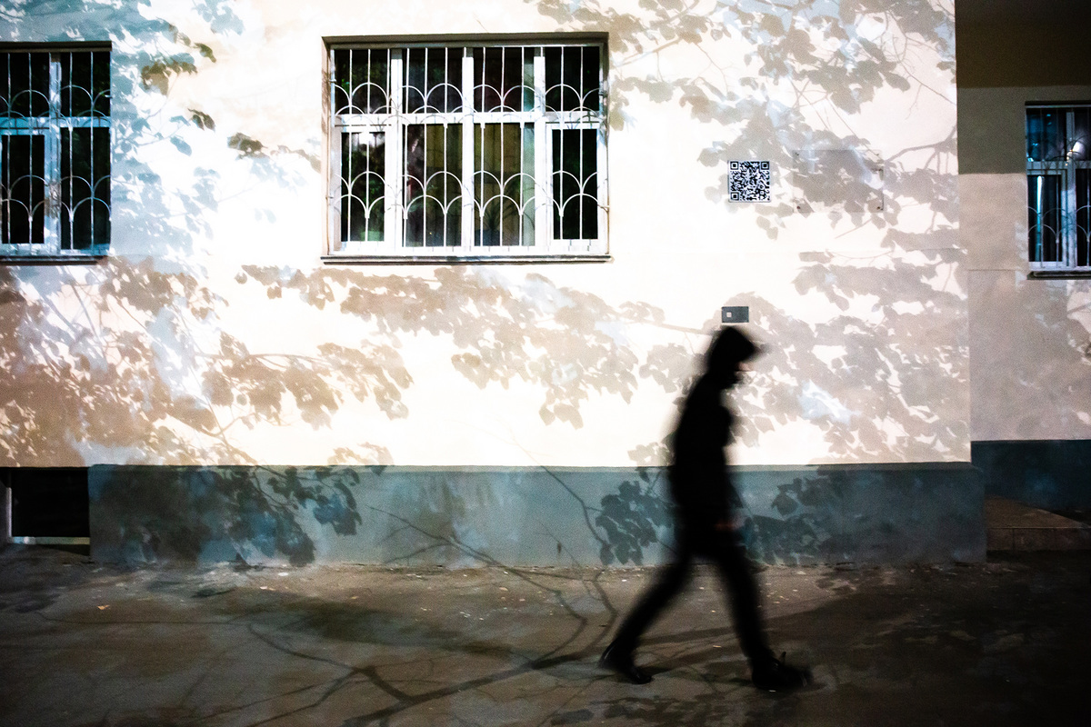 Участник протеста уходит из сквера после беспорядков. 18 мая. Участник протеста уходит из сквера после беспорядков. 18 мая.