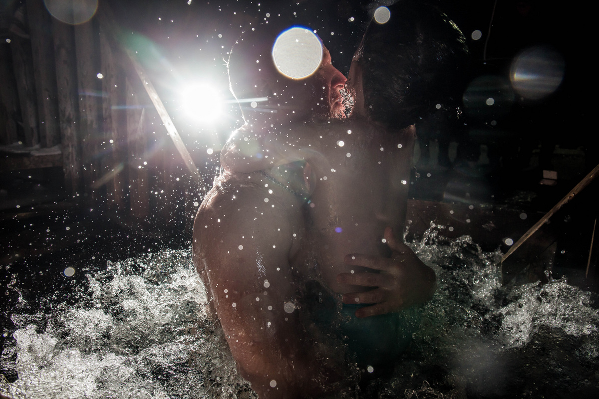 Отец с сыном во время Крещенских купаний. 19 января. Отец с сыном во время Крещенских купаний. 19 января.