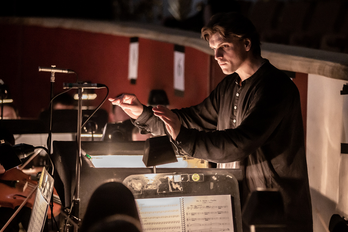 Генеральный прогон оперы режиссера Алексея Франдетти «Риголетто». Екатеринбургский театр оперы и балета объявил о назначении нового главного дирижера — Константина Чудовского, который последние 5 лет руководил оркестром муниципального театра Сантьяго в Чили. 6 сентября. Генеральный прогон оперы режиссера Алексея Франдетти «Риголетто». Екатеринбургский театр оперы и балета объявил о назначении нового главного дирижера — Константина Чудовского, который последние 5 лет руководил оркестром муниципального театра Сантьяго в Чили. 6 сентября.