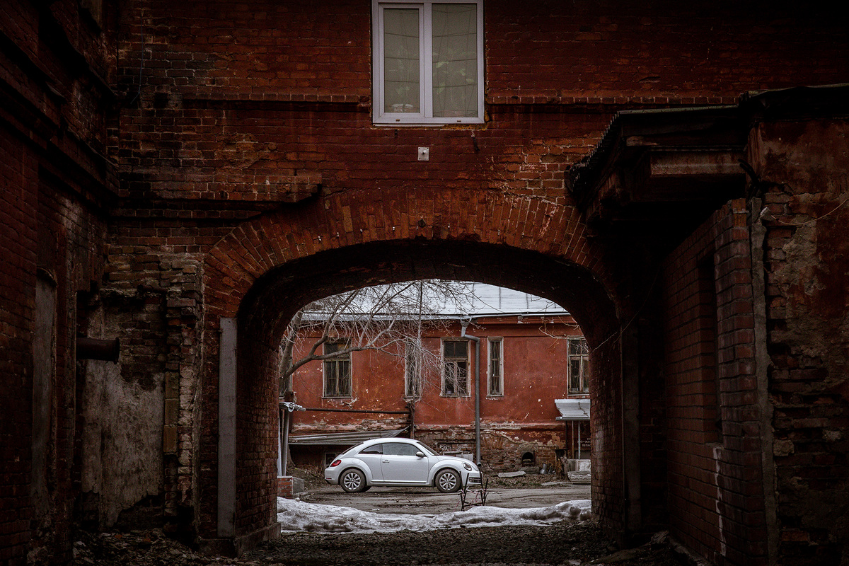 Автомобиль в арке дома в центре города. 23 марта. Автомобиль в арке дома в центре города. 23 марта.