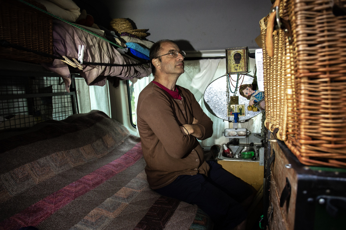 Актер европейского бродячего театра Circus Giroldon в своем фургоне, в котором итальянец Альберто Фолетти путешествует по миру уже больше 30 лет. 16 июля. Актер европейского бродячего театра Circus Giroldon в своем фургоне, в котором итальянец Альберто Фолетти путешествует по миру уже больше 30 лет. 16 июля.